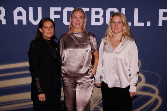 Gäster anländer på röda mattan