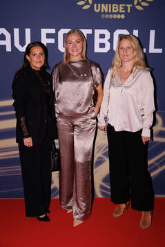 Gäster anländer på röda mattan