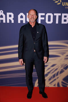 Gäster anländer på röda mattan