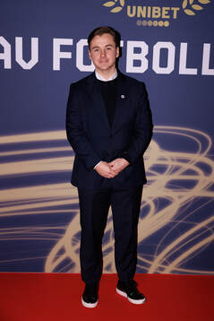 Gäster anländer på röda mattan