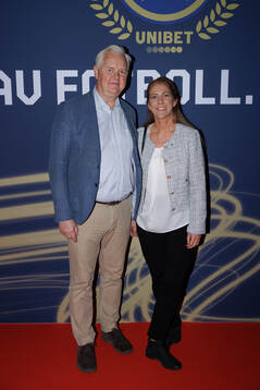 Gäster anländer på röda mattan