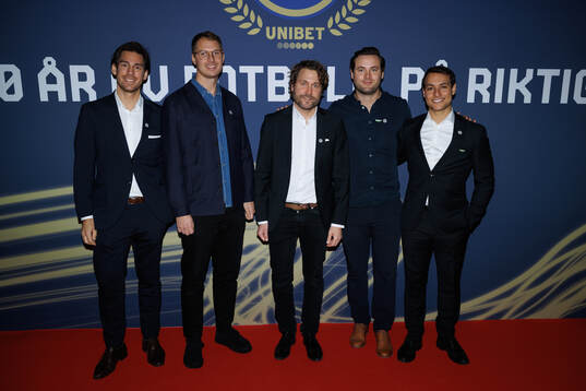 Gäster anländer på röda mattan