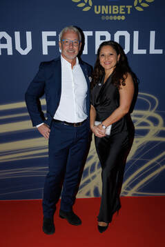 Gäster anländer på röda mattan