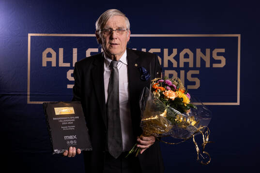 Thomas Nordahl tar emot priset för århundradets spelare som tilldelas Gunnar Nordahl
