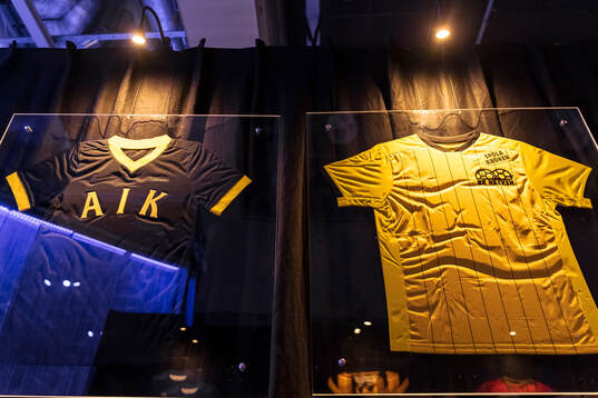 Klubbtröjor på väggen