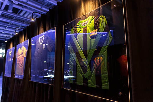 Klubbtröjor på väggen