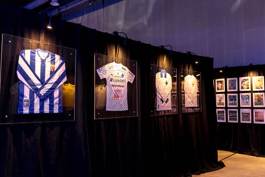 Klubbtröjor på väggen