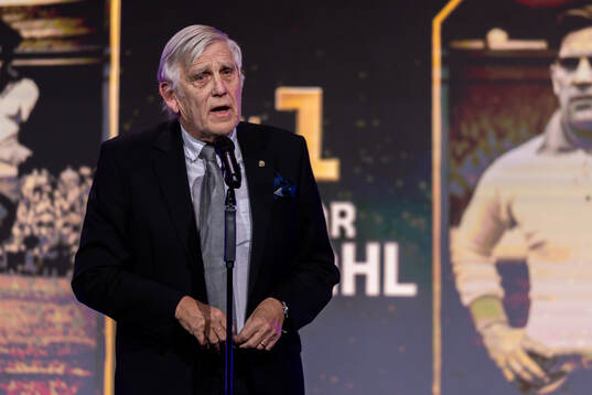 Thomas Nordahl tar emot priset för århundradets spelare som tilldelas Gunnar Nordahl