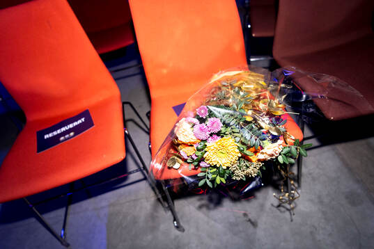 En bukett med blommor