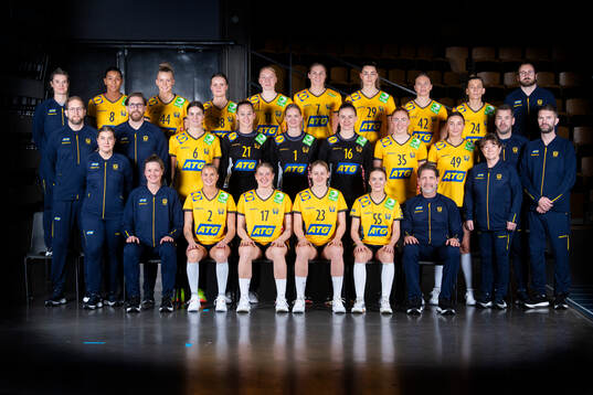 Sveriges damlandslag i handboll (Bakre raden fr.v. Fysioterapeut Viktoria Karlsson, Jamina Roberts, Daniela de Jong, Elin Hansson, Tyra Axnér, Linn Blohm, Kristin Thorleifsdóttir, Jenny Carlson, Nathalie Hagman, Fysioterapeut Andreas Blom. Mellersta raden fr.v. Team manager Frenne Båverud, idrottspsykologirådgivare, Malin Tillman, målvaktstränare Thomas Forsberg, Carin Strömberg, målvakt Evelina Eriksson, målvakt Johanna Bundsen, målvakt Jessica Ryde, Sofia Hvenfelt, Olivia Löfqvist, presschef Daniel Vandor, materialförvaltare Eva Älgekrans och läkare Hampus Lüning. Nedersta raden fr.v. Assisterande förbundskapten Johanna Wiberg, Clara Lerby, Nina Dano, Emma Lindqvist, Clara Petersson Bergsten och förbundskapten Tomas Axnér. )