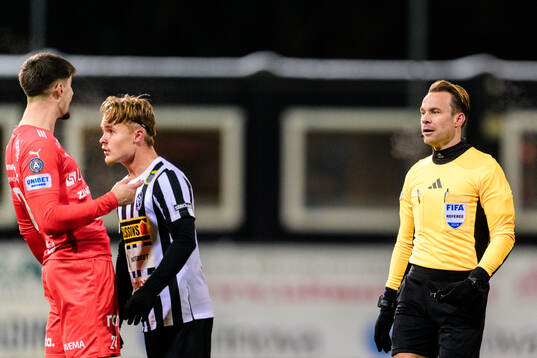 Värnamos Emin Grozdanic och Landskronas Vincent Sundberg och Domare Kristoffer Karlsson