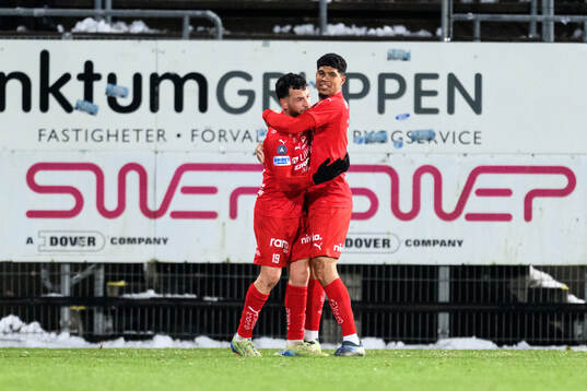 Värnamos Marco Bustos och Luke Le Roux jublar efter 2-2