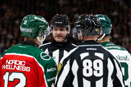 Frölundas lagkapten Max Friberg och Färjestads lagkapten Magnus Nygren pratar med domare Daniel Eriksson