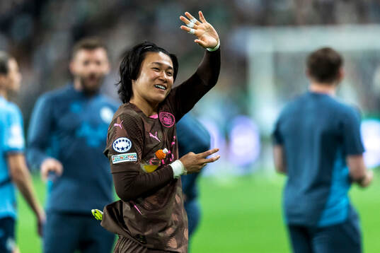 Goalkeeper Ayaka Yamashita of Manchester City celebrates