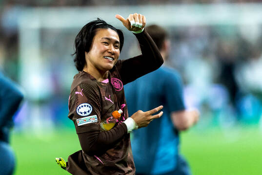 Goalkeeper Ayaka Yamashita of Manchester City celebrates