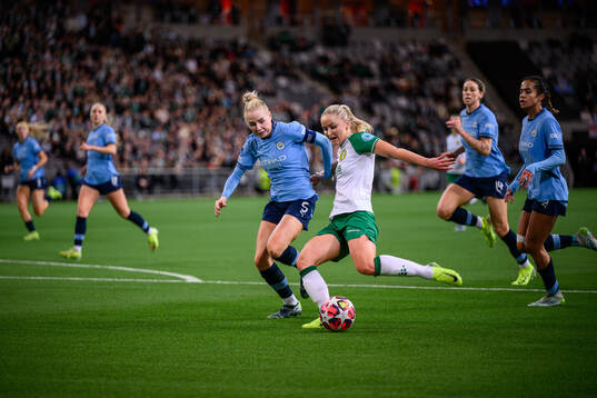 Anna Jøsendal of Hammarby and Alex Greenwood of Manchester
