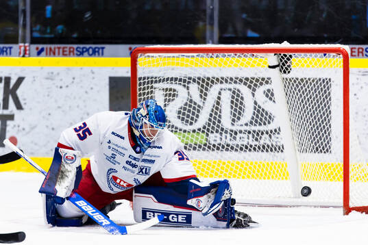 Oskarshamns målvakt Emil Kruse med en räddning