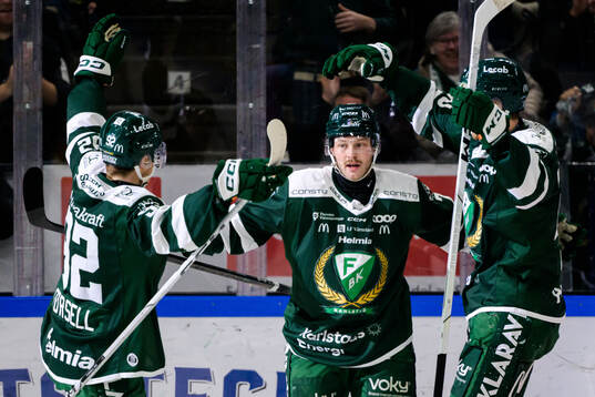 Färjestads Axel Bergkvist jublar med Lucas Forsell och