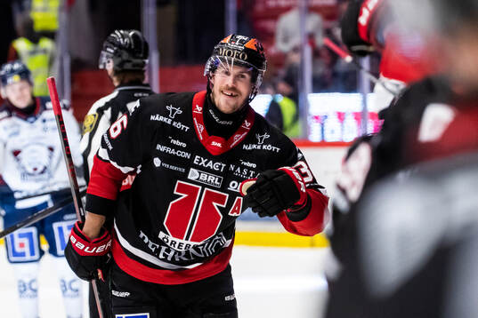 Örebros Emil Larsson jublar vid 6-2