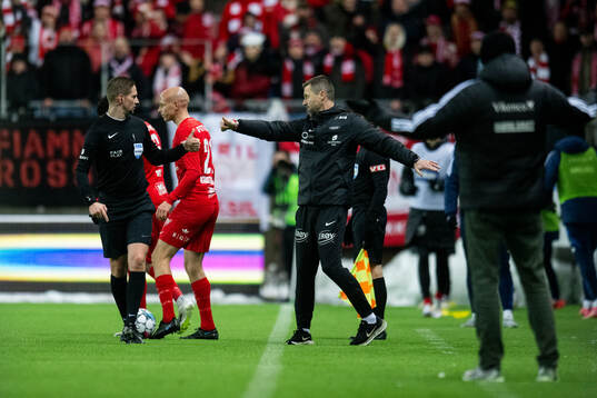 Referee Espen Eskås and head coach Eirik Horneland of Brann
