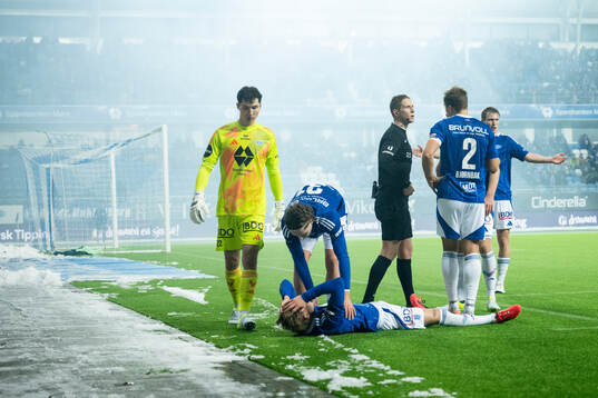Halldor Stenevik of Molde and referee Espen Eskås