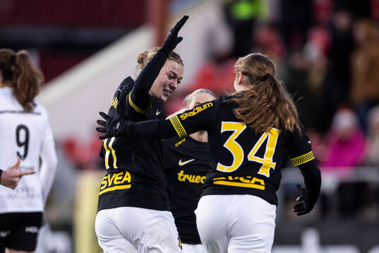 AIKs Beata Olsson jublar med Maja Johansson efter 1-0