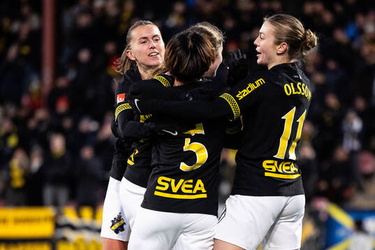 AIKs Haruna Tabata jublar med Adelisa Grabus och Beata Olsson efter 2-0
