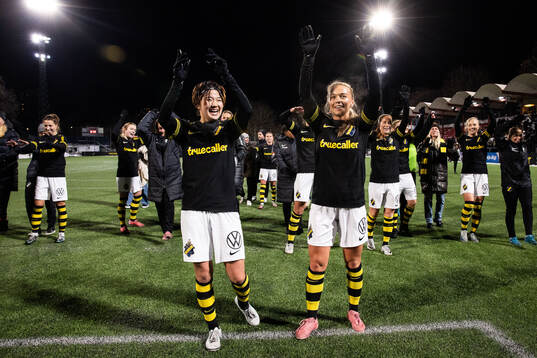 AIKs Haruna Tabata och Villemo Dahlqvist jublar