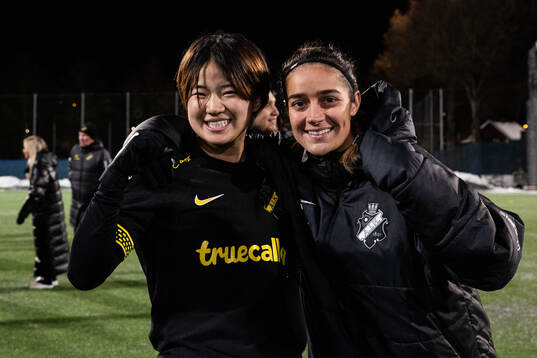 AIKs Haruna Tabata och Daniella Famili jublar