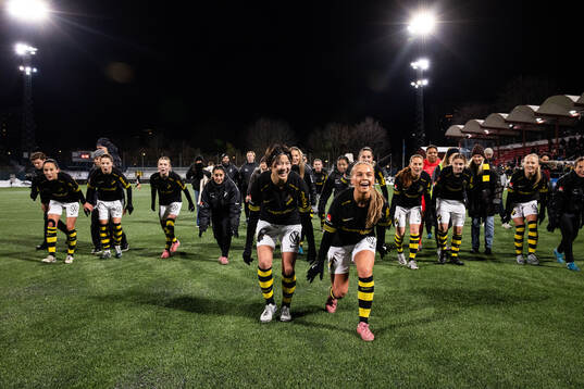 AIKs Haruna Tabata och Villemo Dahlqvist jublar