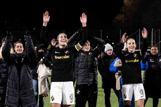 AIKs Jennie Nordin och Anna Oscarsson jublar