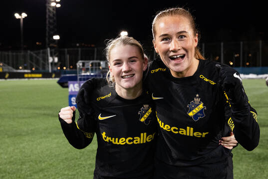 AIKs Emelie Jansson och Ella Reidy jublar