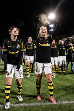 AIKs Haruna Tabata och Villemo Dahlqvist jublar