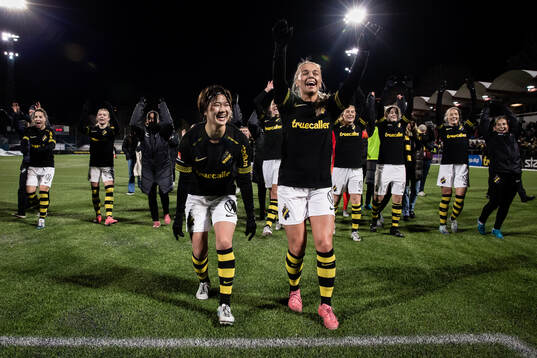 AIKs Haruna Tabata och Villemo Dahlqvist jublar