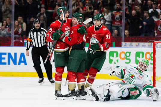 Frölundas Linus Weissbach jublar med David Edstrom och