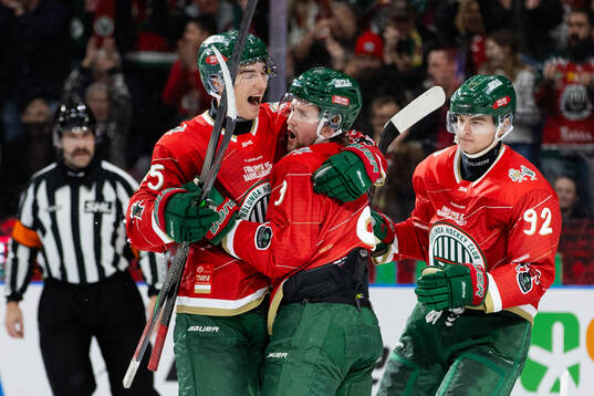 Frölundas Linus Weissbach jublar ihop med David Edstrom