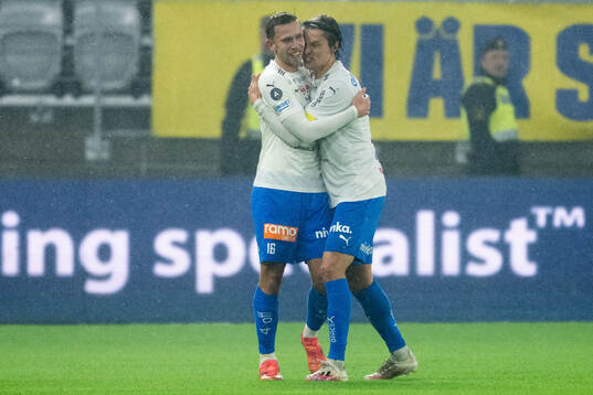 Värnamos Albin Lohikangas och Simon Thern jublar 1-0