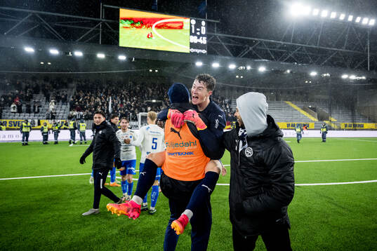 Värnamos målvakt Viktor Andersson jublar