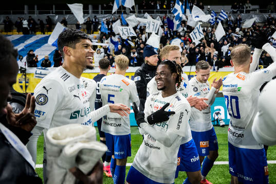 Värnamos Luke Le Roux och Frank Junior Adjei jublar