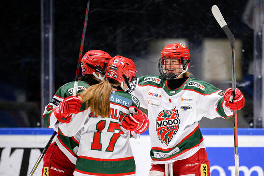 Modos Emma Seitz, Adela Sapovalivova och Lauren