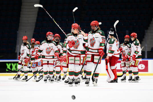 Modos Wilma Sundin och Ella Albinsson jublar