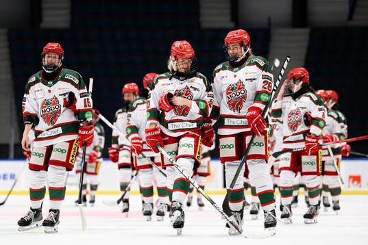 Modos Wilma Sundin och Ella Albinsson jublar