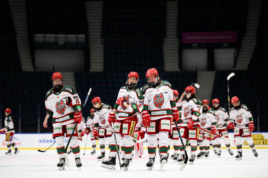 Modos Wilma Sundin och Ella Albinsson jublar