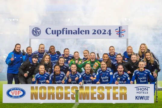 Sara Hørte, Ylinn Tennebø, Emma Stølen Godø, Mimmi Löfwenius Veum, goalkeeper Tove Evelina Enblom, Olaug Tvedten, Janni Bøgild Thomsen, Elise Hove Thorsnes, Karina Sævik and players of Vålerenga celebrate