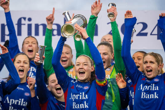 Janni Bøgild Thomsen and players of Vålerenga celebrate