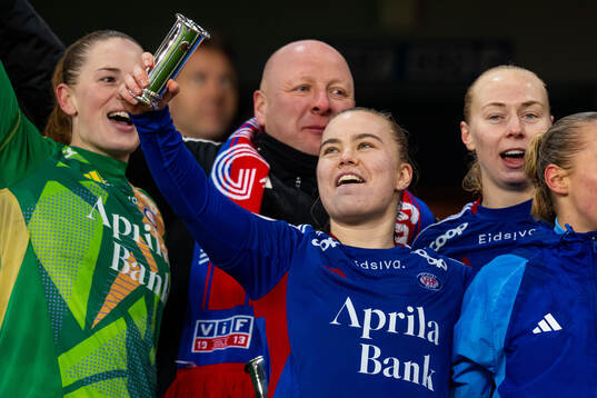 Olaug Tvedten, head coach Nils Lexerød, Sara Hørte and players of Vålerenga celebrate