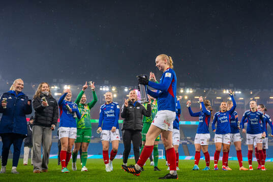 Sara Hørte and players of Vålerenga celebrate with the trophy