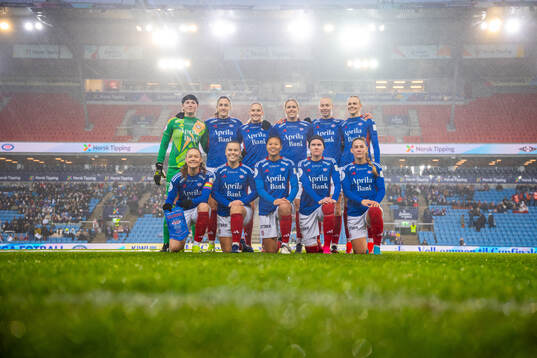 The starting eleven of Vålerenga pose for a team photo