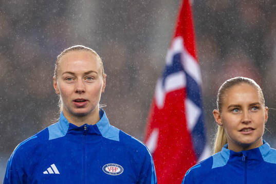 Sara Hørte and Iselin Sandnes Olsen of Vålerenga line up