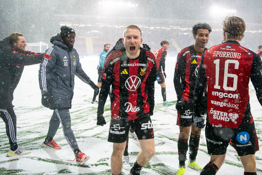 Östersunds Simon Kroon jublar efter 3-2